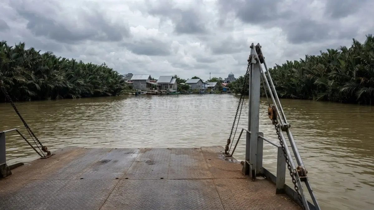 Penyeberangan Sungai Pelawan menjadi jalur penting yang menghubungkan perjalanan menuju berbagai wilayah Kaltim (BTV/Ai)
