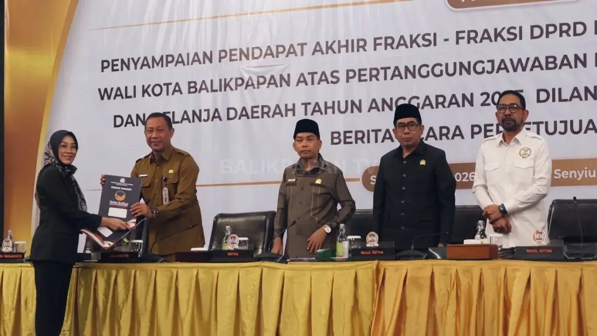 Rapat paripurna DPRD Balikpapan saat persetujuan Raperda LPJ APBD 2025 disertai penyampaian pandangan akhir fraksi.