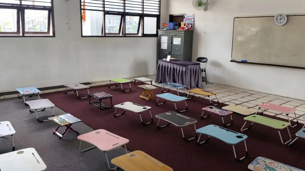 Ruang kelas SDN 027 Samarinda Ulu menjadi perhatian setelah digunakan tanpa mebeler lengkap.