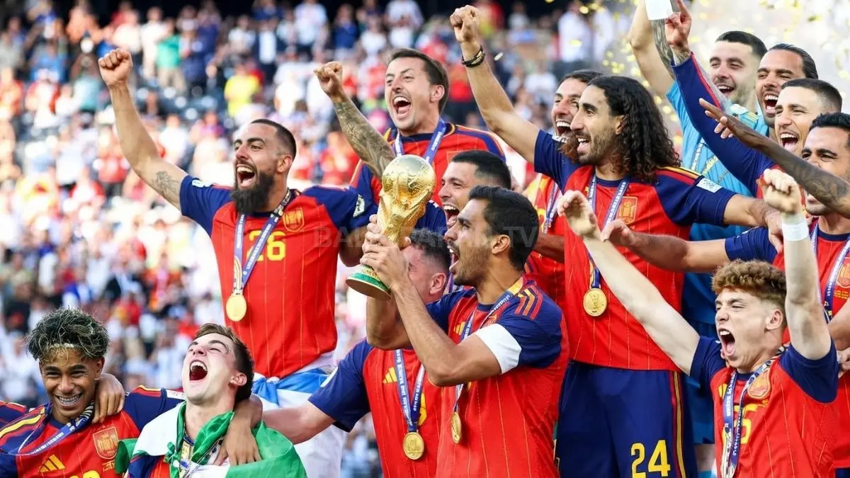 Selebrasi skuad Spanyol mengangkat trofi Piala Dunia 2026 setelah mengalahkan Argentina.