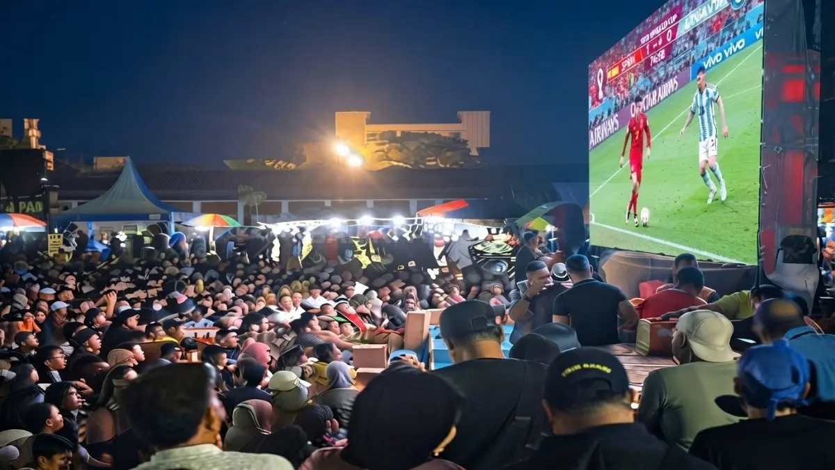 Suasana area UMKM dan pembagian door prize pada kegiatan nobar Final Piala Dunia 2026 di Markas Polresta Balikpapan