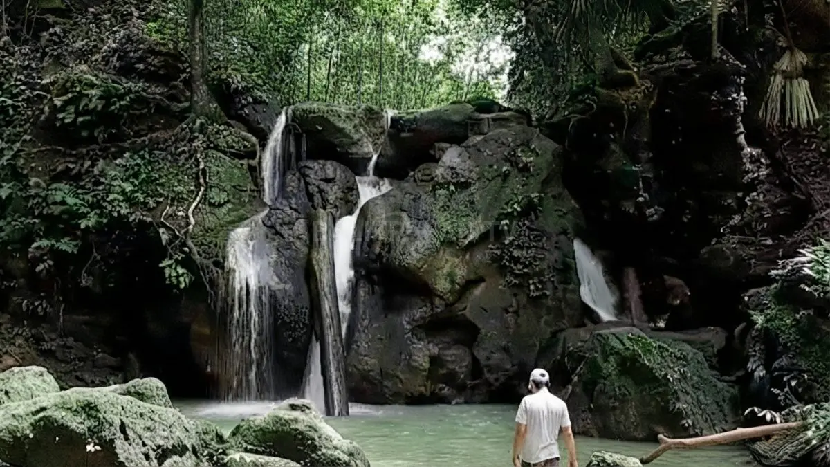 Tujuh air terjun tersembunyi di Kalimantan Timur menawarkan panorama alam memukau, cocok untuk wisata petualangan keluarga. (BTV/AI)