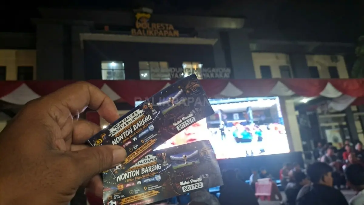 warga memadati halaman Mako Polresta Balikpapan saat mengikuti nonton bareng Final Piala Dunia 2026 melalui layar leba