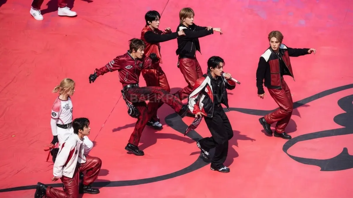 BTS tampil di halftime show Final Piala Dunia FIFA 2026 dengan reuni tujuh anggota memukau penonton global (BTV/AI)
