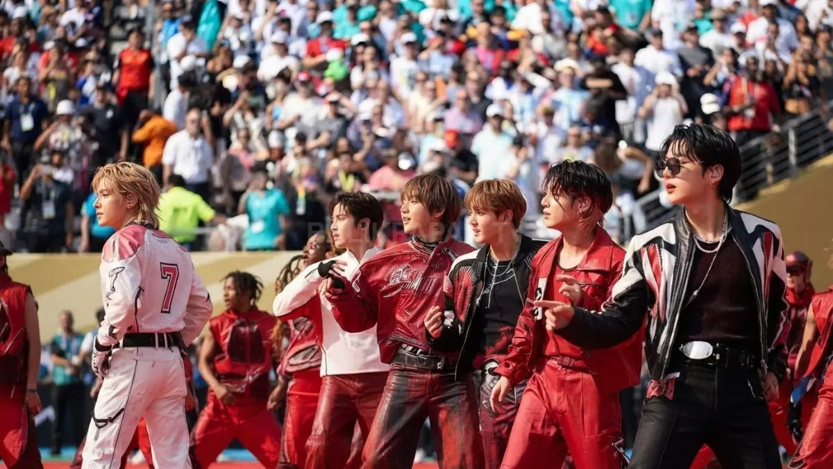 BTS tampil spektakuler pada halftime show FIFA 2026, memadukan musik, koreografi, dan teknologi panggung futuristis (BTV/AI)
