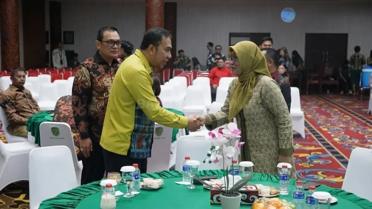 Bupati Kutai Barat Frederick Edwin menyambut Kepala DPMPD Kaltim pada gala dinner Gelar TTG XII (DOK. Sunardi/KP)