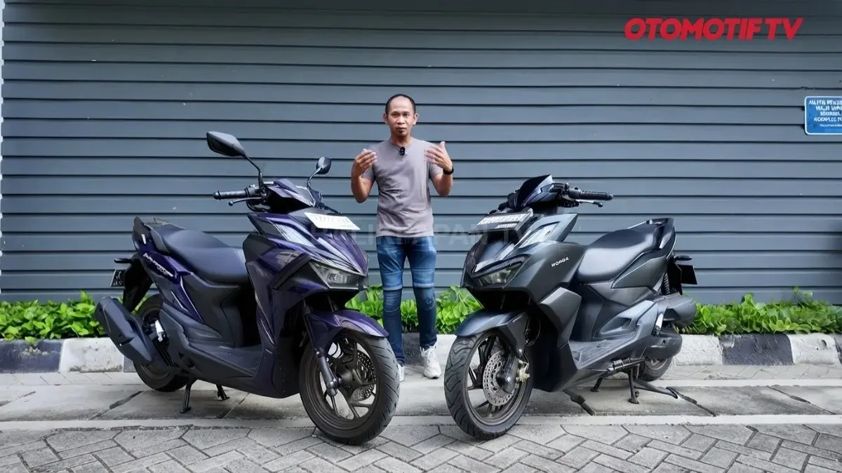Komparasi tampak depan Honda Vario 160 Evo dan Vario 160 generasi pertama di studio Otomotif TV. (BTV/AI)