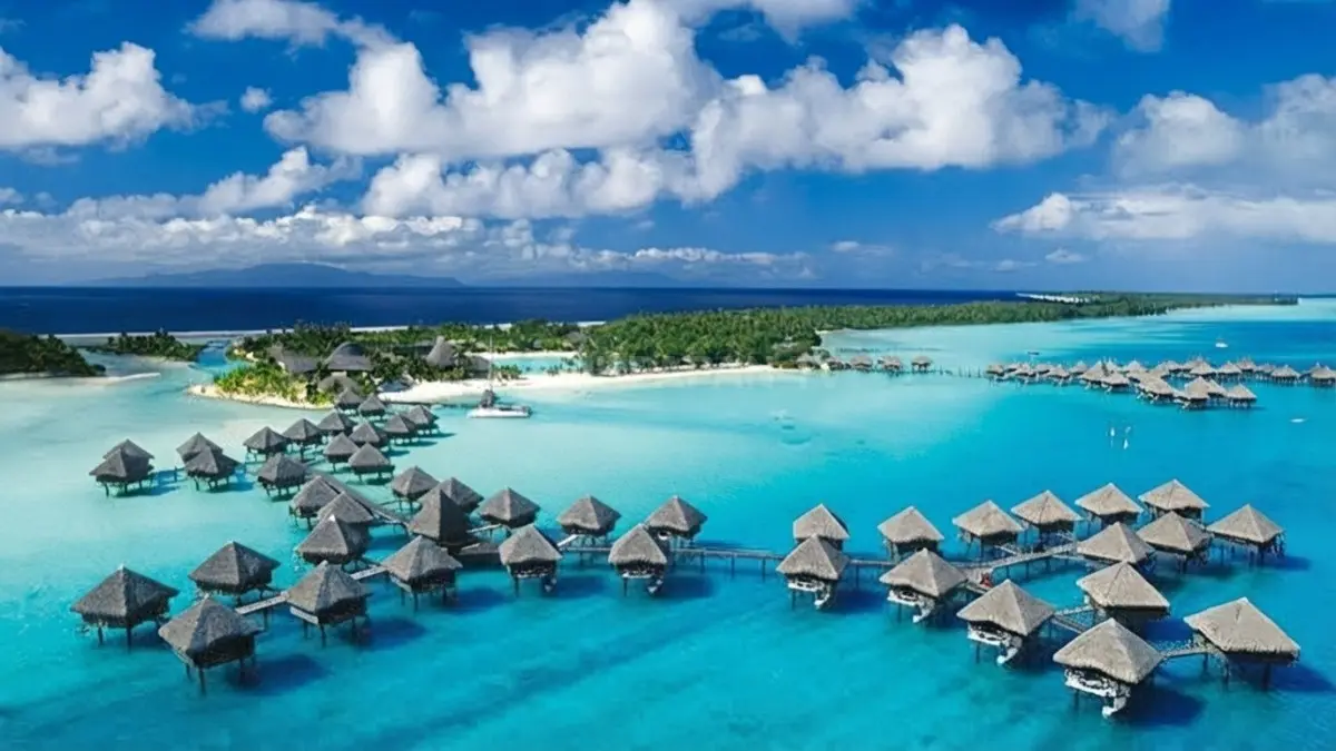 Pemandangan pantai Pulau Derawan dengan latar belakang perairan jernih tempat penjelajahan tim survei. (BTV/Ai)