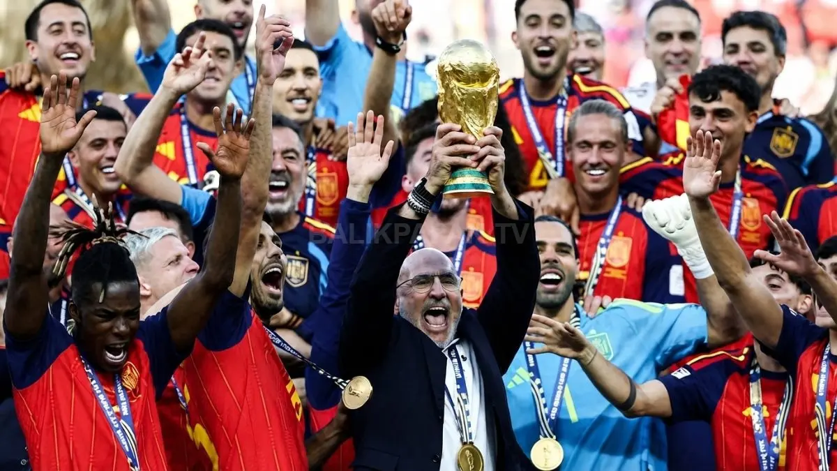 Selebrasi para pemain Spanyol, Pelatih Spanyol Luis de la Fuente mengangkat trofi Piala Dunia 2026 setelah mengalahkan Argentina di partai final.(FRANCK FIFE/AFP)