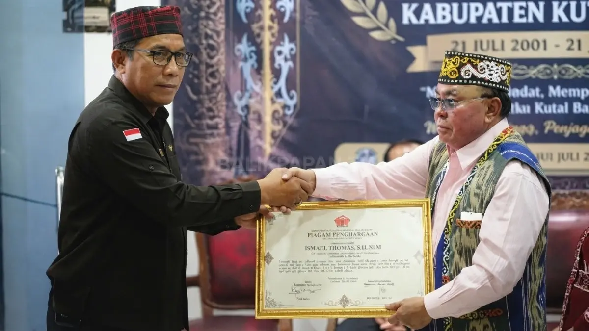 Penyerahan penghargaan kepada pendiri PDA Kutai Barat Ismael Thomas pada peringatan HUT ke-25 penuh penghormatan (Sunardi/KP)