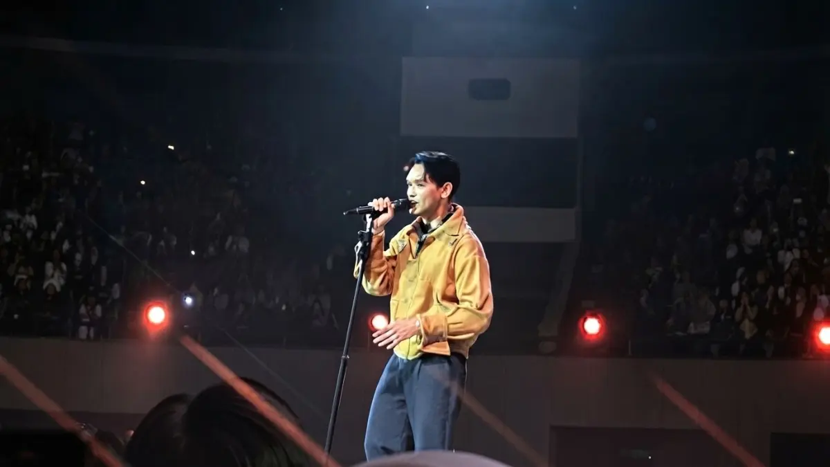 Afgan tampil di atas panggung saat konser dengan mikrofon di tangan, menunjukkan dedikasinya sebagai penyanyi. (BTV/AI)