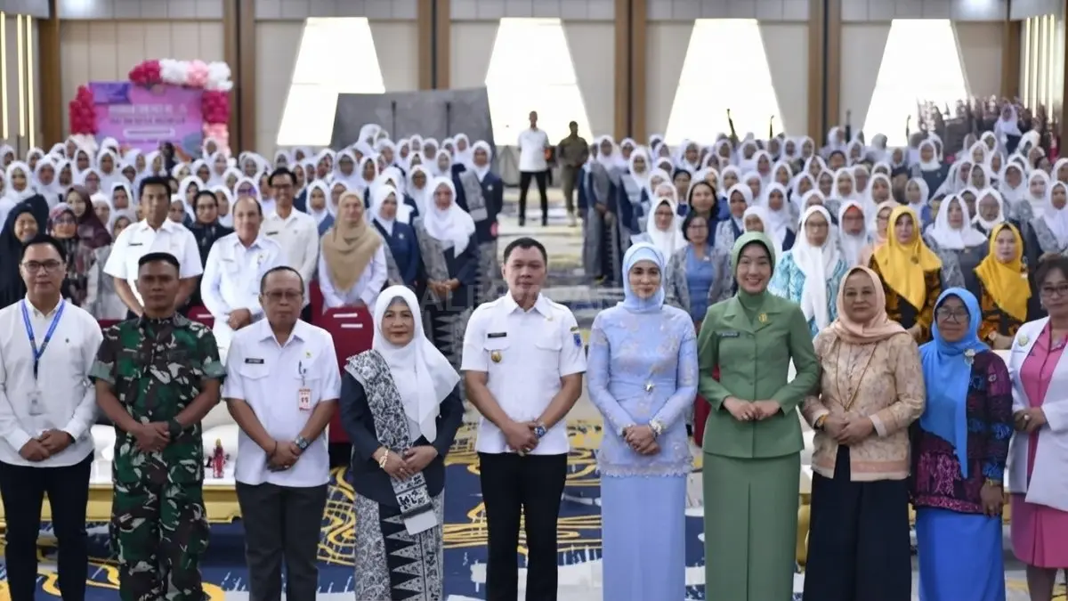 Bupati Paser dr. Fahmi Fadli menyampaikan arahan kepada para bidan saat peringatan Hari Ulang Tahun ke-75 Ikatan Bidan Indonesia (IBI) Kabupaten Paser.