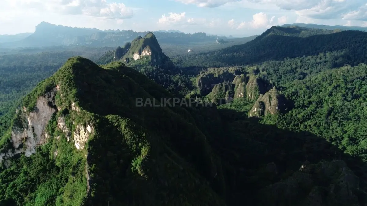 Keindahan hamparan Karst Sangkulirang dari ketinggian menyajikan keajaiban alam megah yang sangat memukau mata. (BTV/Ai)