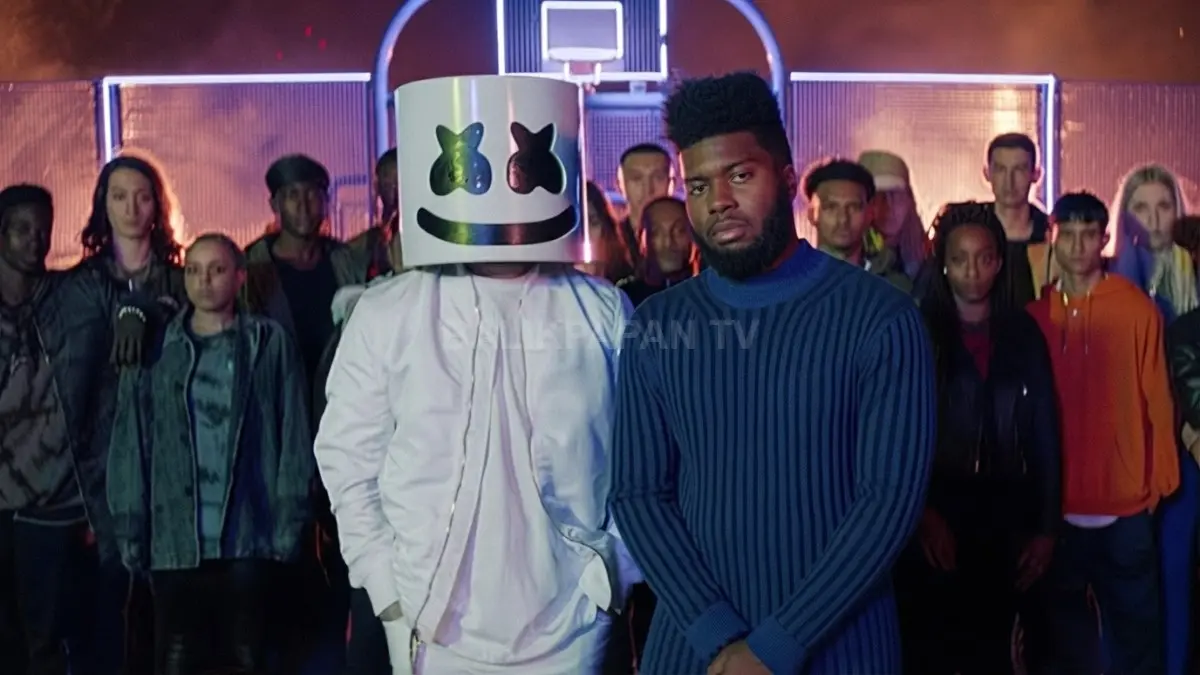 Marshmello tampil di atas panggung dengan helm ikonik saat membawakan musik elektronik. (BTV/AI)