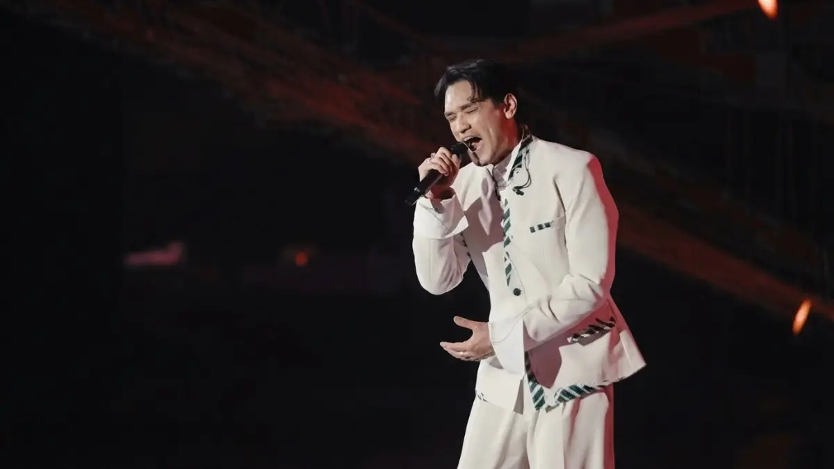 Penonton memberikan dukungan kepada Afgan dalam sebuah konser musik dengan suasana penuh antusias. (BTV/AI)