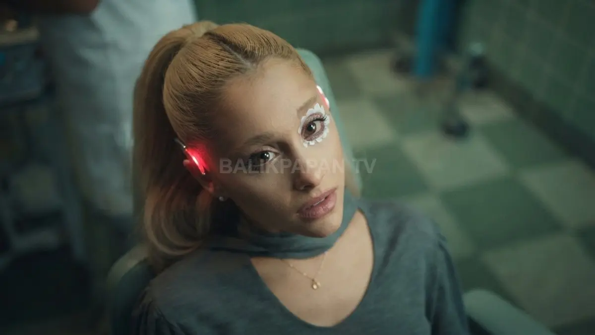 Potret adegan sinematik Ariana Grande dalam video musik We Cant Be Friends yang mengusung konsep futuristik emosional. (BTV/Ai)