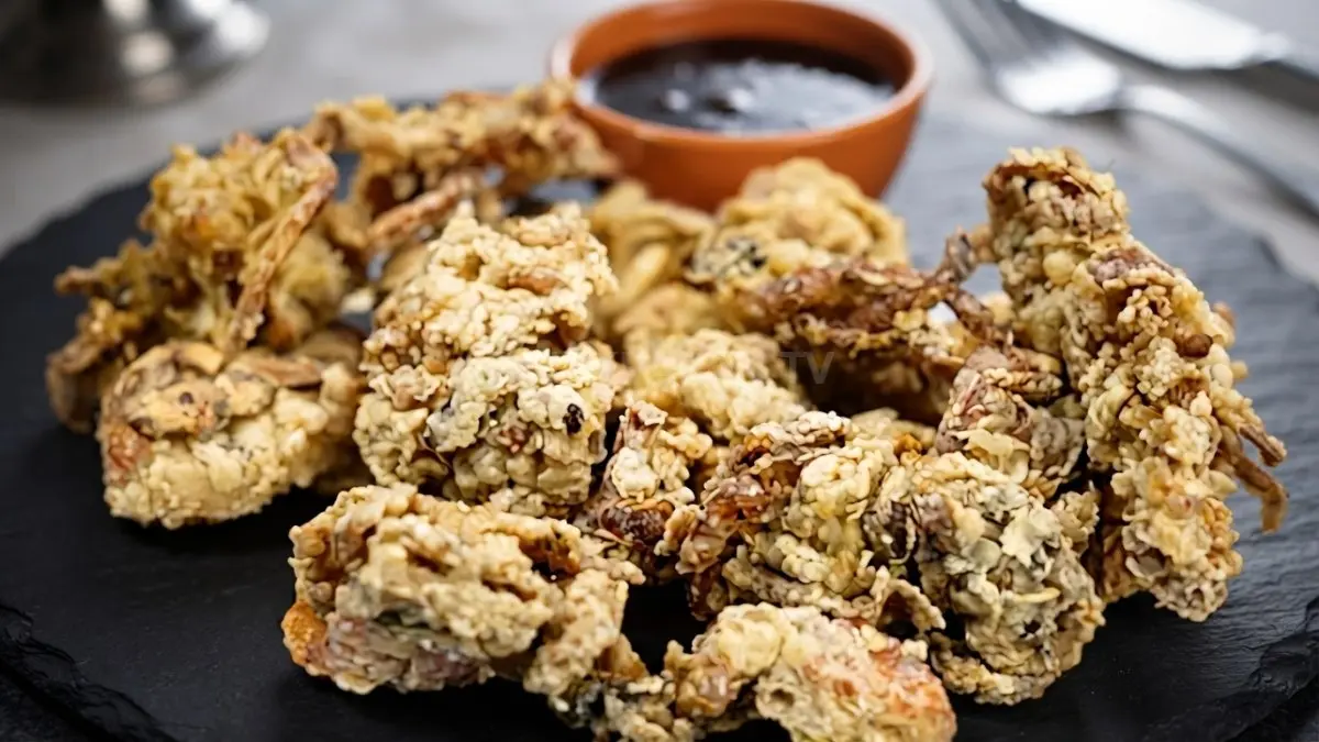 Sajian kepiting soka goreng tepung renyah khas Balikpapan bertabur rempah gurih di atas piring saji. (BTV/Ai)
