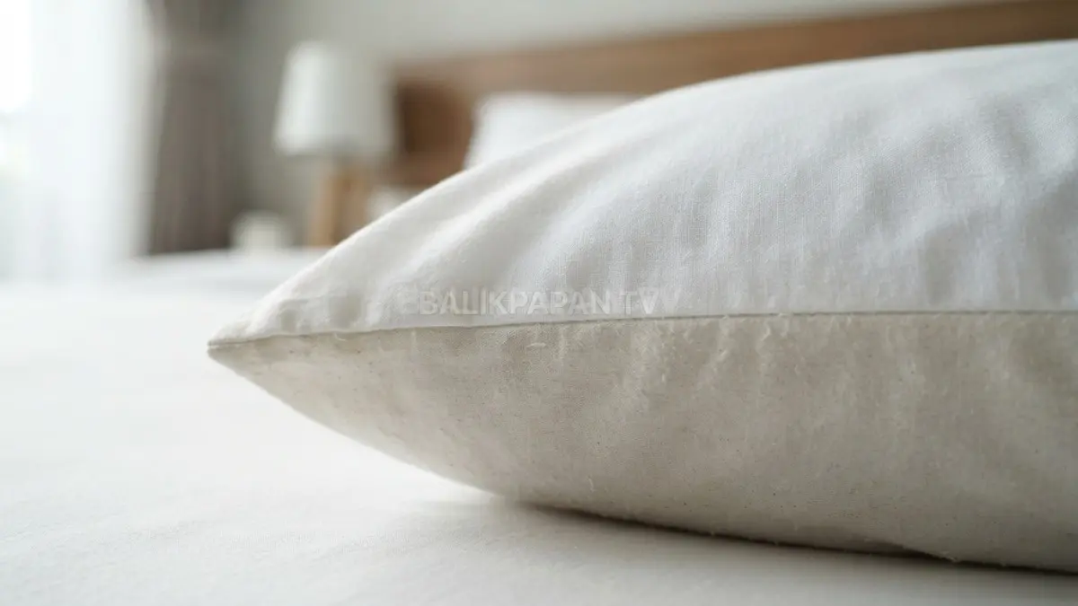Sarung bantal lembap menandakan adanya penumpukan kelembapan dan minyak pada serat kain. (BTV/Ai)
