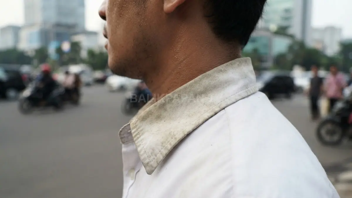 Close-up kerah kemeja putih yang mulai kusam dibanding bagian pakaian lainnya akibat penumpukan minyak dan debu. (BTV/AI)