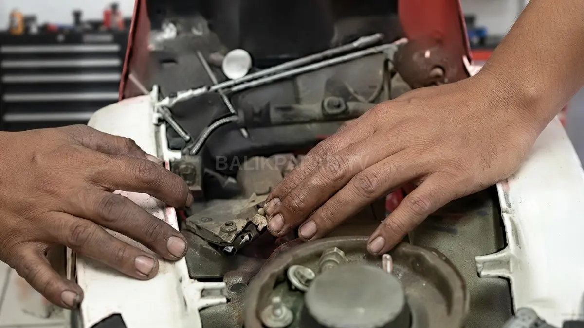 Dealer memeriksa mesin Honda Vario Evo 160 melalui klaim garansi resmi setelah ditemukan dugaan rembes oli. [BTV:AI]