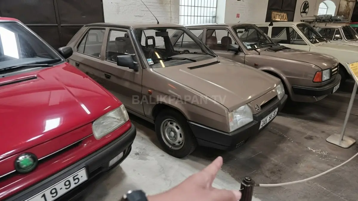 Deretan mobil klasik legendaris terpanjang rapi di dalam gedung Museum Transportasi Bratislava. (BTV/AI)