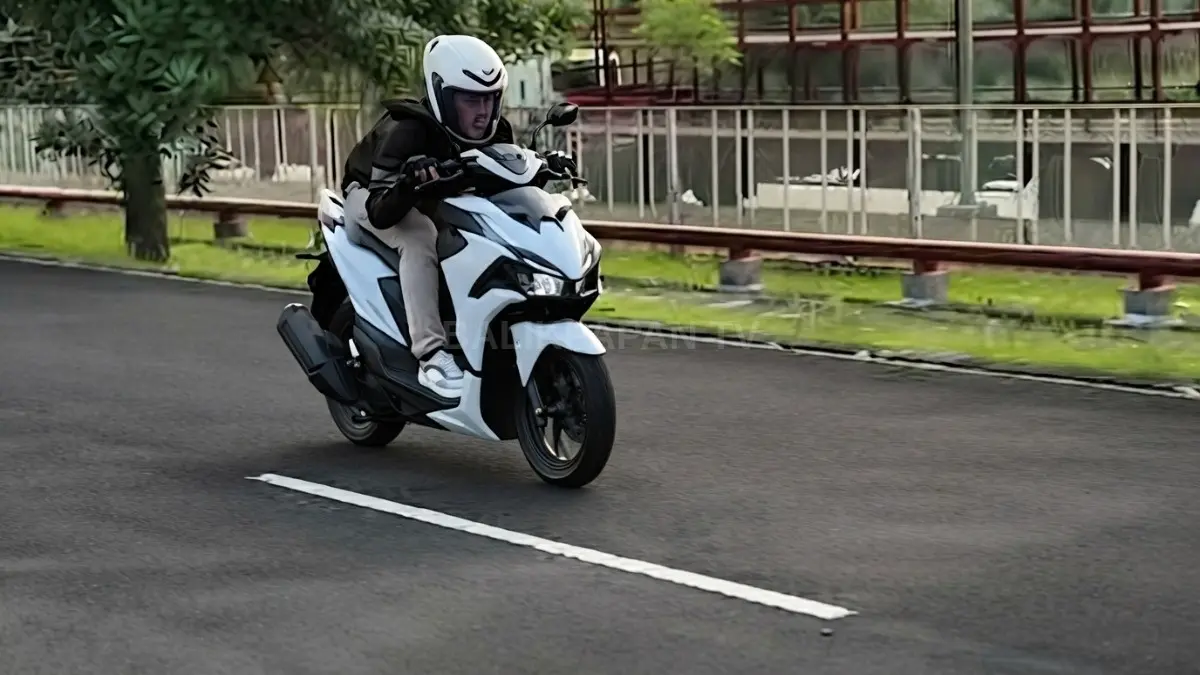 Honda Vario Evo 160 baru diduga rembes oli kurang dari 24 jam, memicu sorotan publik luas. [BTV:AI]