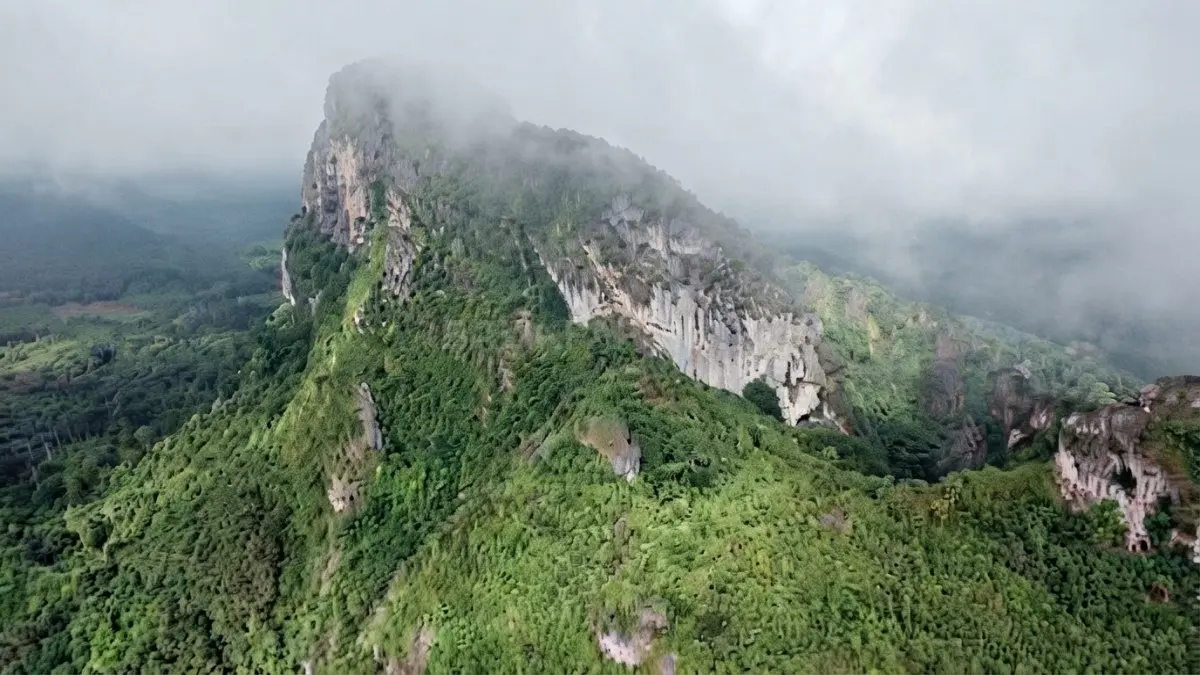 Keindahan Gunung Kombeng dari ketinggian memperlihatkan panorama hijau pegunungan kapur yang begitu megah. (BTV/Ai)