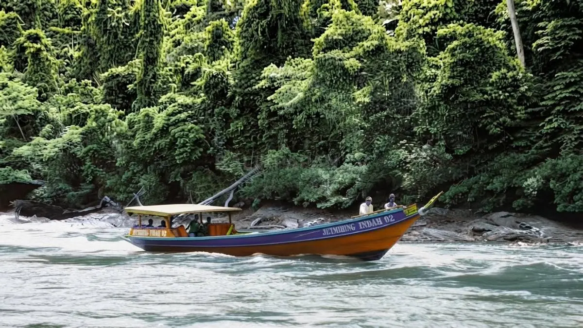 Perahu speed boat saat berjuang melintasi jeram berbatu di lintasan Riam Panjang Sungai Mahakam. (BTV/Ai)