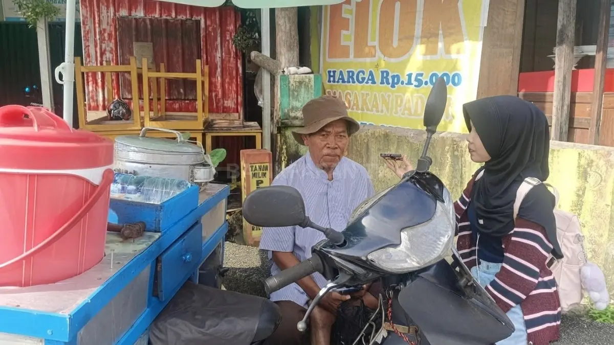 Bapak Yatiman tampak memberikan keterangan saat diwawancarai mengenai perkembangan usaha kuliner miliknya. (BTV/Ai)