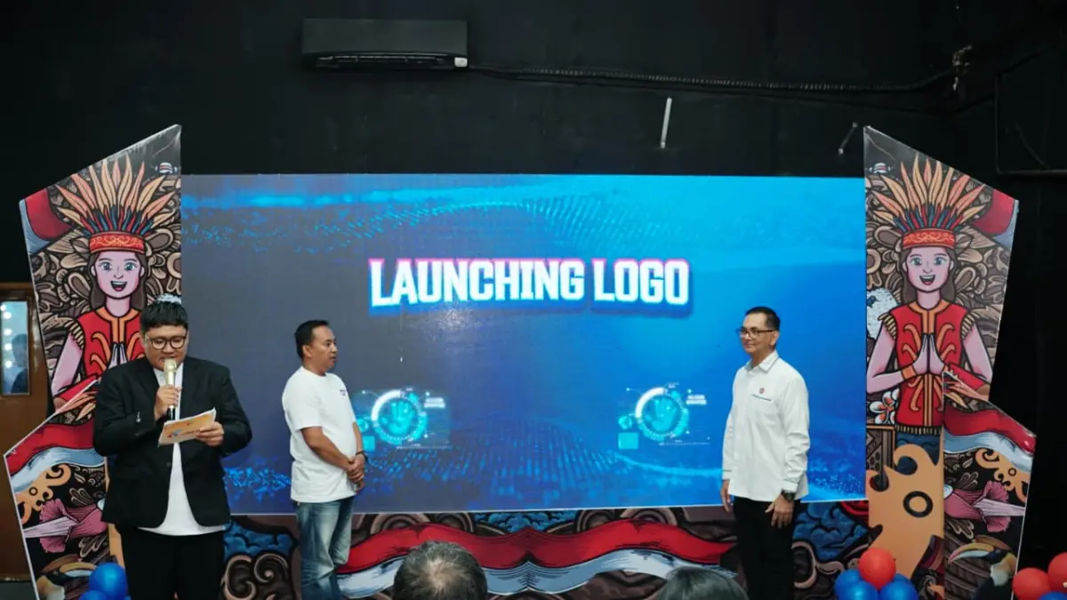 Troy Harold Yohanes Pantouw Bersama Direktur Balikpapan Televisi Wiji Winarko saat launching logo baru Balikpapan Televisi