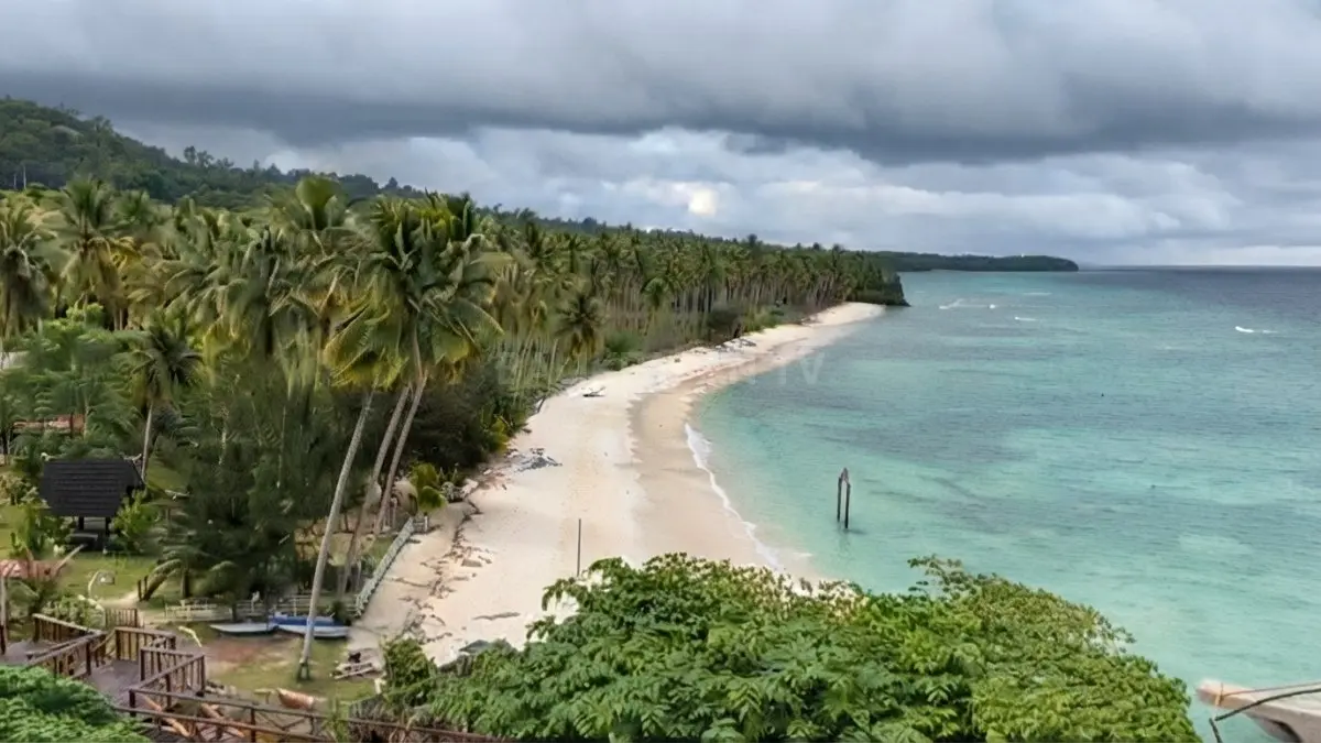 Danau Dua Rasa Biduk-Biduk menyuguhkan wisata bahari memukau dengan air jernih, panorama alami, dan pengalaman unik. (BTV/AI)