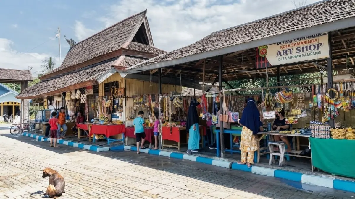 Desa Budaya Pampang menampilkan tradisi Dayak Kenyah, tarian adat, dan kekayaan budaya khas Samarinda yang lestari. (BTV/AI)