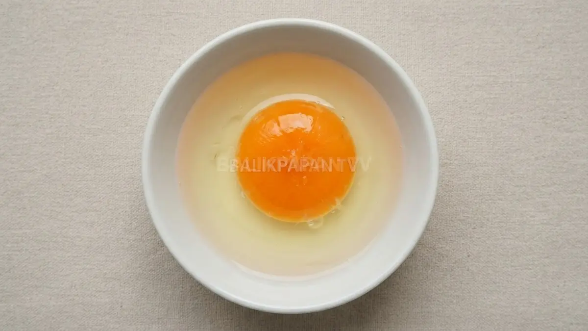 Kualitas telur bebek lokal diminati karena karakter kuning telur yang pekat, konsistensi produksi, dan pemeliharaan yang diperhatikan sejak proses awal. (BTV/Ai)
