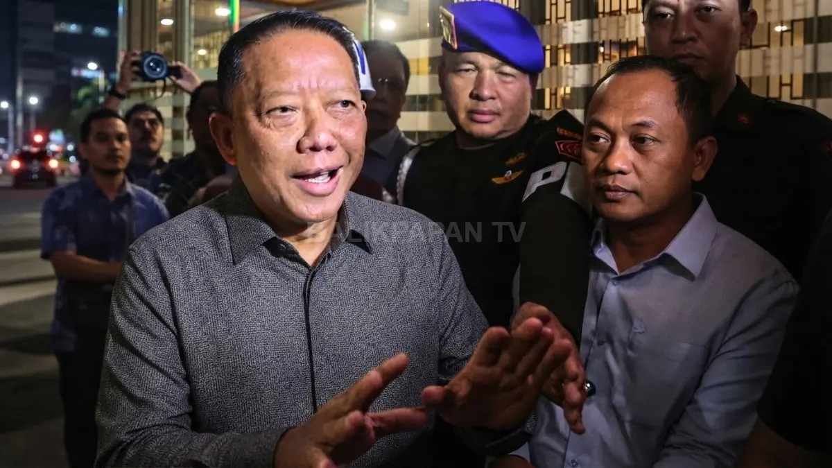 Mantan Jampidsus Febrie Adriansyah dikawal petugas menuju mobil tahanan Kejaksaan Agung.