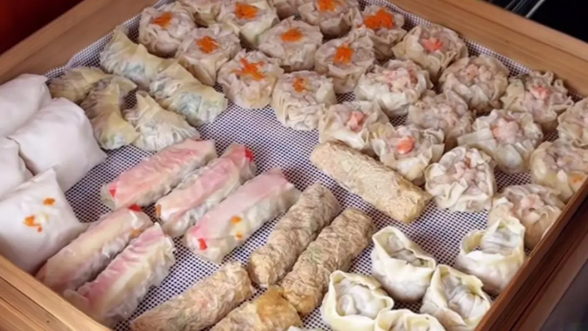 Owner Dimsum Moon menunjukkan produk dimsum homemade yang menjadi menu andalan UMKM. (BTV/AI)