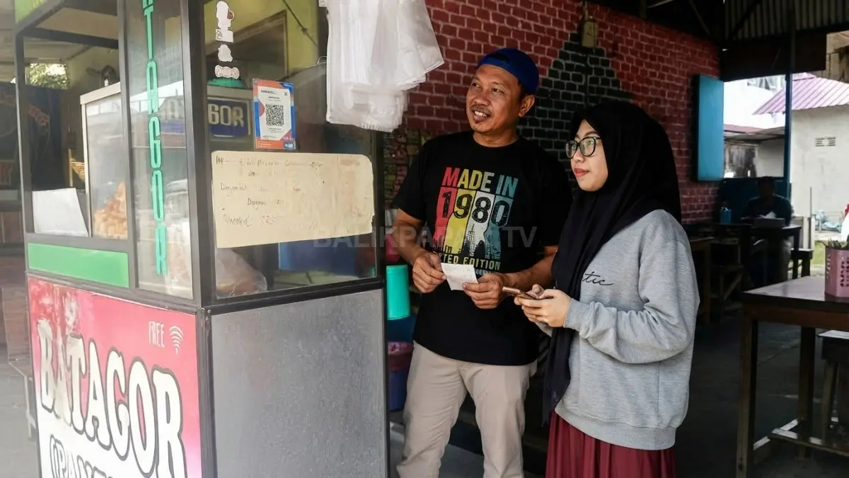 Pelaku UMKM batagor di Balikpapan mempertahankan usaha mandiri melalui kerja keras, kualitas, dan loyalitas pelanggan setia (BTV/AI)
