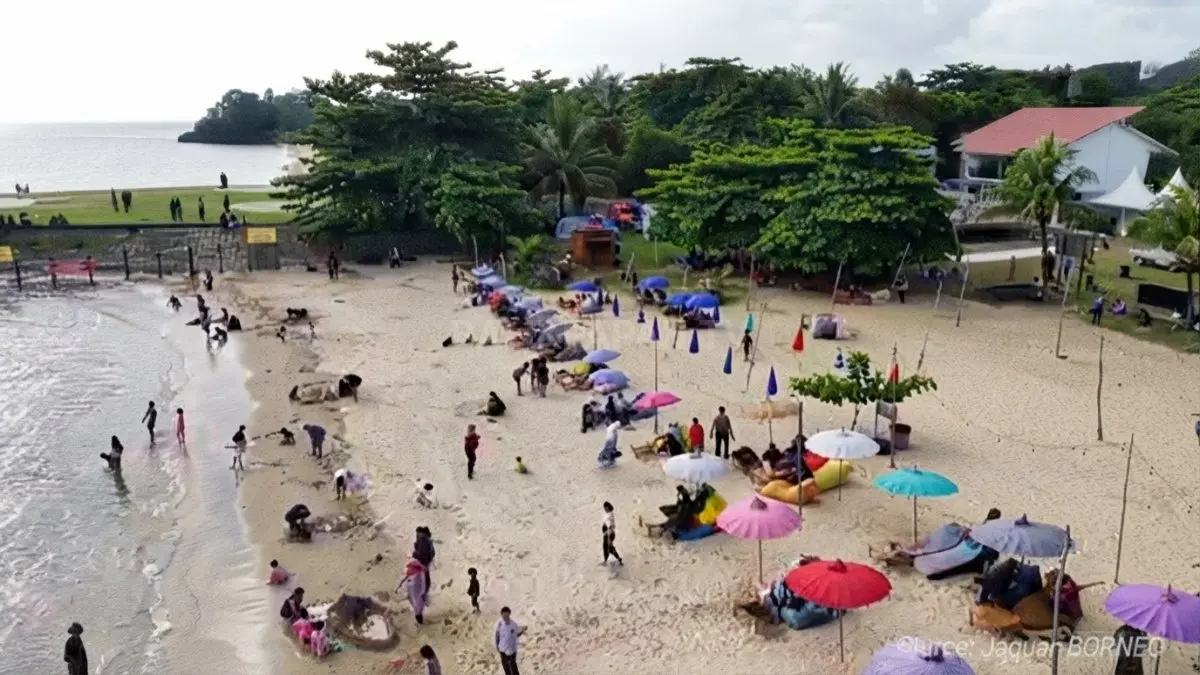 Rekomendasi destinasi wisata pesisir pantai favorit Kalimantan Timur menawarkan panorama memukau, pasir indah, serta pengalaman liburan berkesan. (BTV/AI)