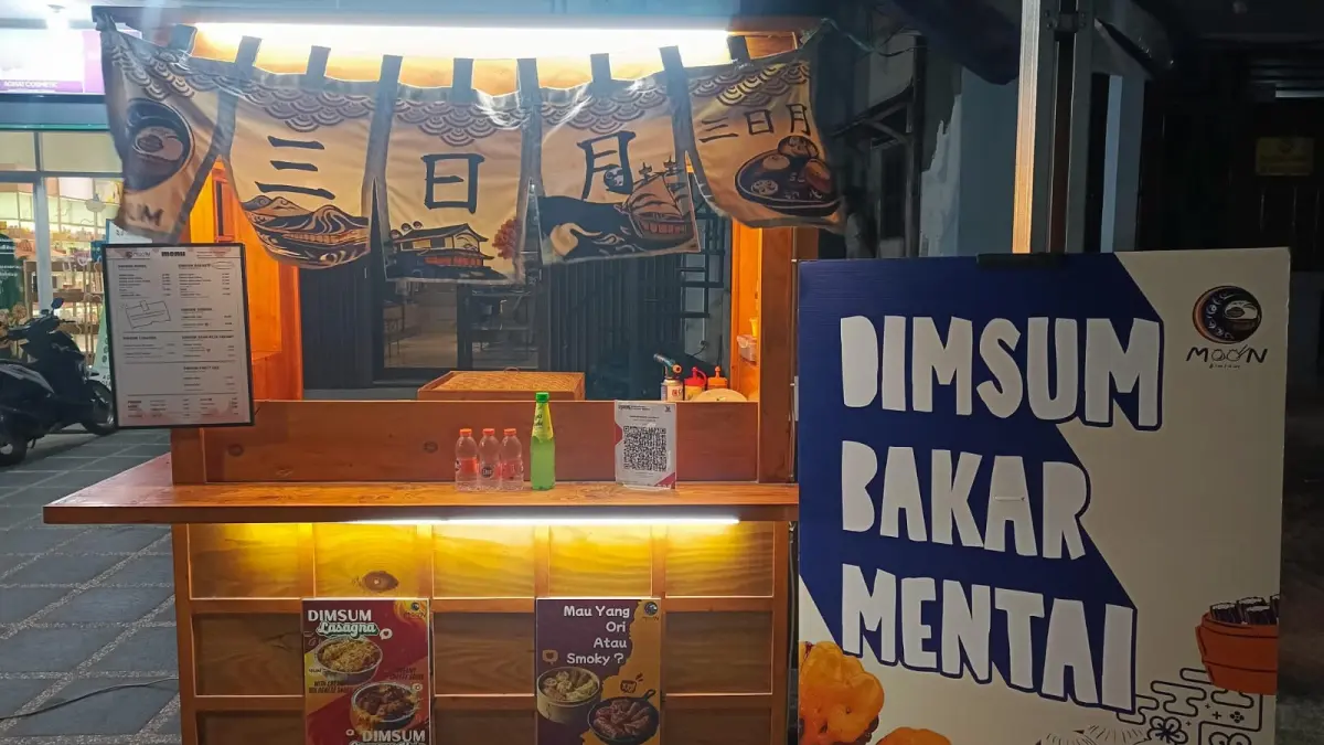  Stand Dimsum Moon melayani pelanggan dengan aneka dimsum homemade hangat di kawasan Batu Ampar. (BTV/AI)