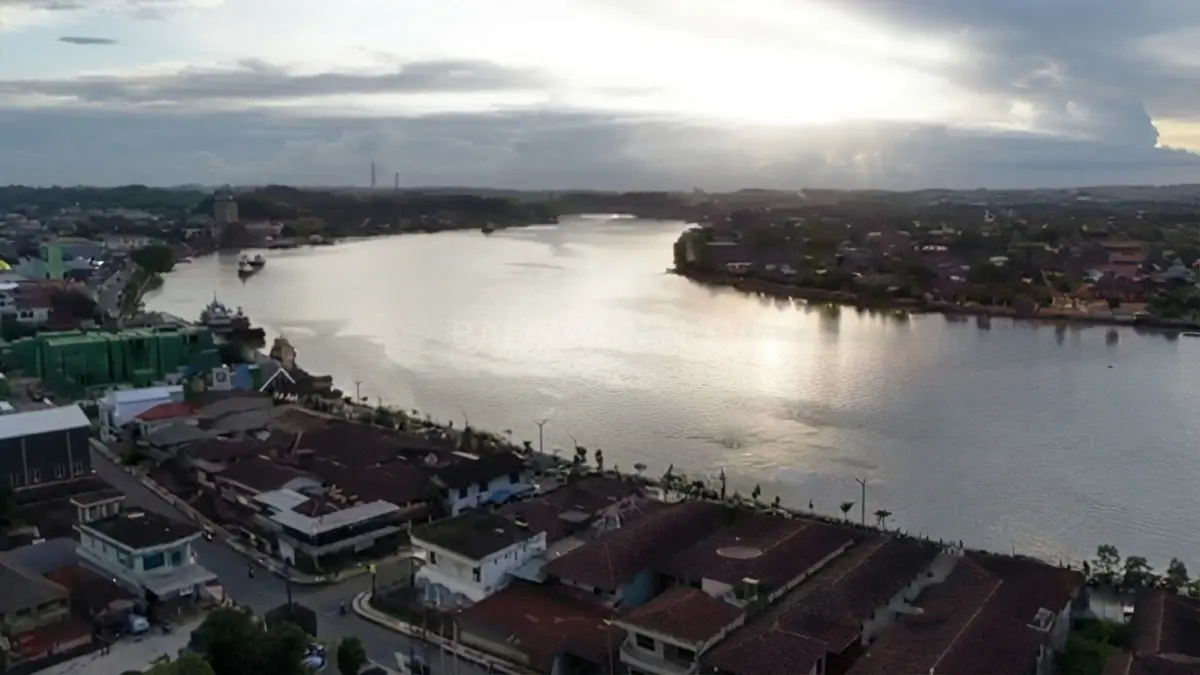 Warisan sejarah, budaya, dan kehidupan masyarakat Berau menghadirkan pengalaman wisata autentik penuh nilai tradisi lokal. (BTV/AI)