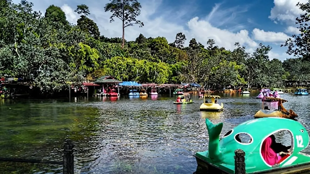 Wisata alam Samarinda menyuguhkan sungai, air terjun, danau, serta panorama hijau untuk liburan menyegarkan bersama keluarga. (BTV/AI)