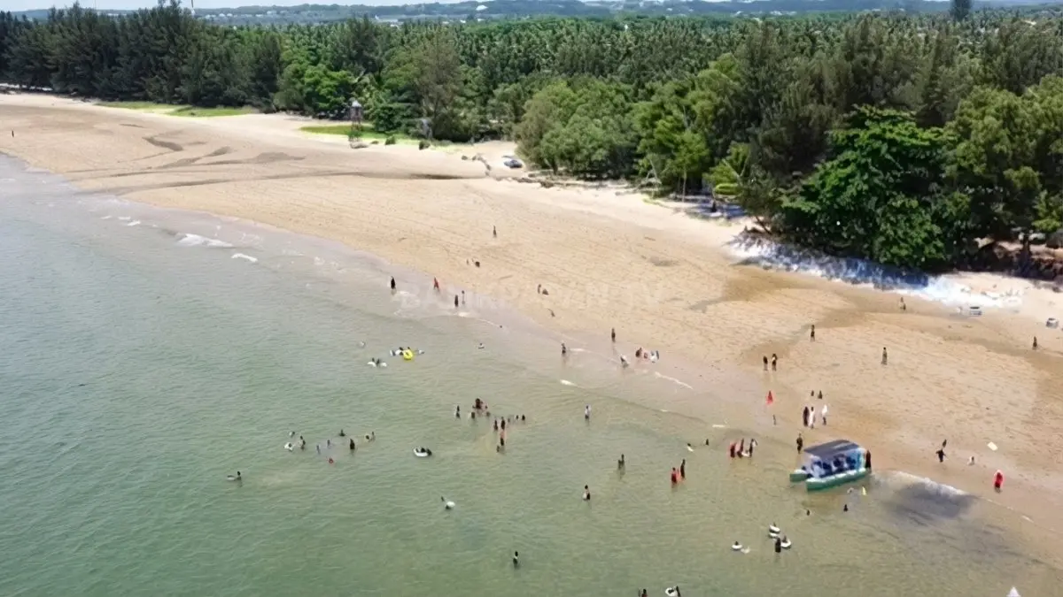 Wisatawan menikmati panorama Pantai Manggar, destinasi pesisir favorit Balikpapan dengan pasir putih, wahana rekreasi, dan sunset indah. (BTV/AI)
