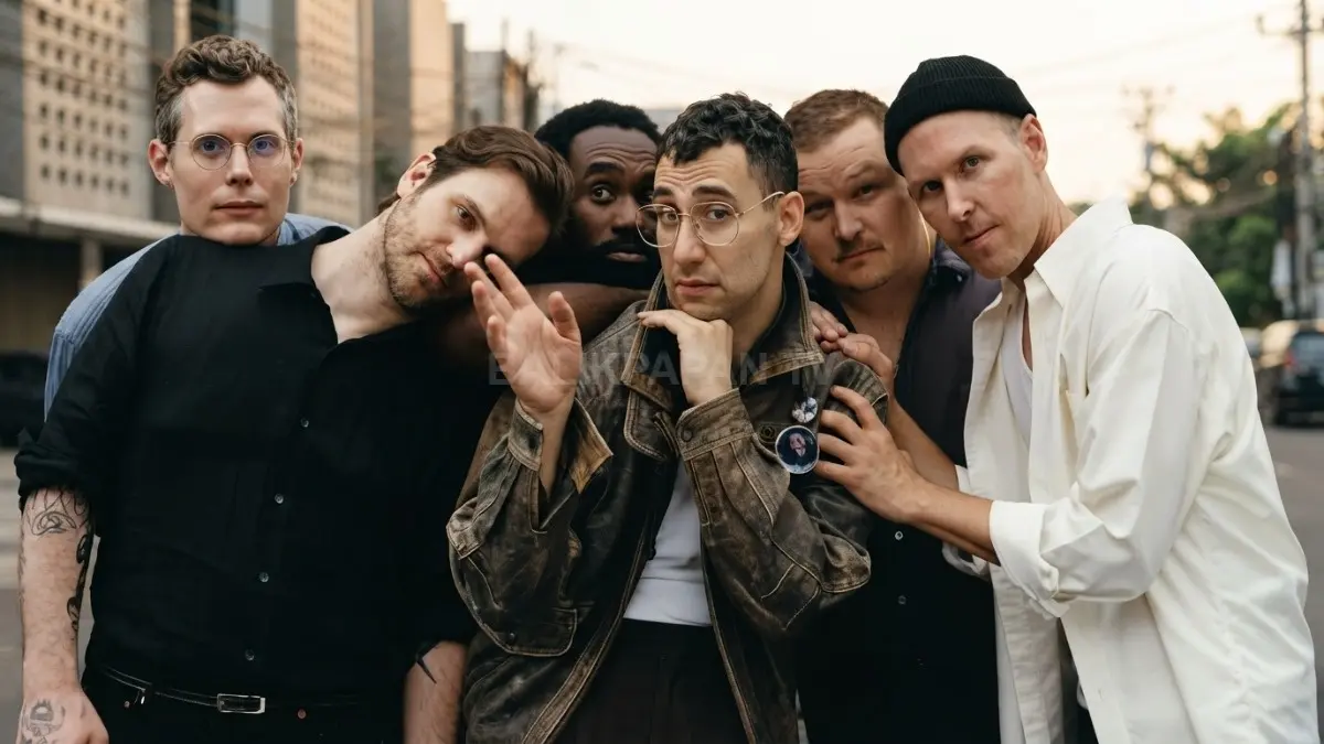 Bleachers bersama Jack Antonoff dalam perjalanan mereka sebagai band enam personel, dari proyek musik pribadi hingga era album everyone for ten minutes pada 2026.