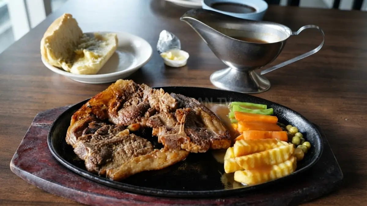 Bond Bakery & Restaurant menyajikan aneka olahan daging seperti steak dan burger dengan suasana nyaman untuk makan bersama keluarga. (BTV/Ai)