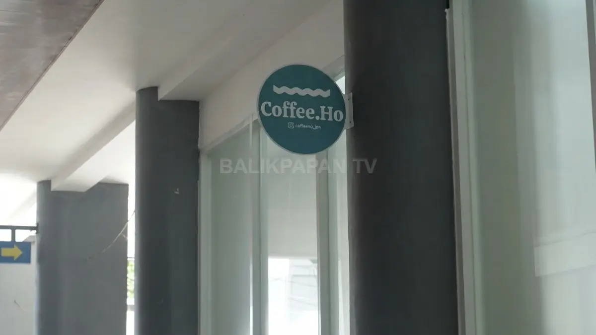 Coffee Ho di Terminal Batu Ampar Balikpapan menghadirkan suasana cafe modern dari ruang tunggu yang disulap menjadi tempat ngopi nyaman. (BTV/AI)