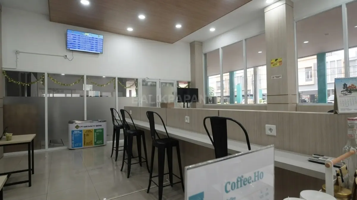 Interior Coffee Ho Balikpapan dengan konsep elegan yang memanfaatkan ruang terminal menjadi tempat berkumpul masyarakat. (BTV/AI)