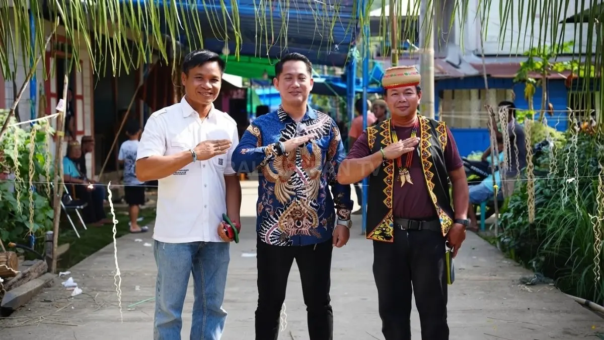 Ketua Komisi II DPRD Mahulu mengabadikan kebersamaan tokoh adat usai nikah massal Bahau bersejarah bersama (DOK. JODY KRISTIANTO/KP)