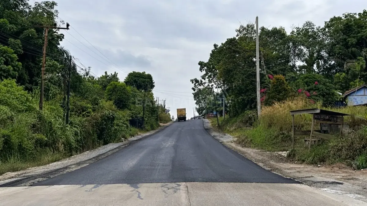 Kondisi Jalan Trans Kalimantan segmen Belusuh–Mentiwan semakin mulus usai semenisasi pengaspalan bertahap meningkatkan mobilitas masyarakat (DOK. SUNARDI/KP)