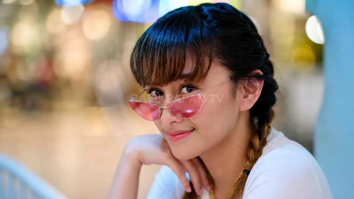 Lowongan teman ngobrol Denise Chariesta mencuri perhatian publik dengan konsep pekerjaan unik bergaji tinggi (BTV/AI)
