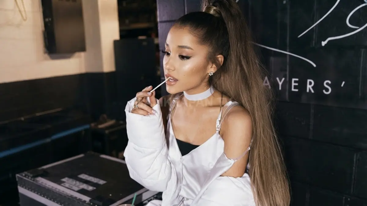 Penyanyi pop ternama Ariana Grande tampil memukau dengan gaya khasnya yang selalu memikat perhatian. (BTV/Ai)