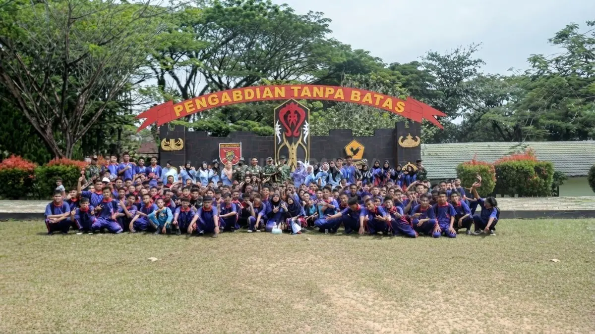 Peserta didik baru mengikuti apel pembukaan MPLS SMKS Setiabudi Balikpapan sebagai awal pengenalan lingkungan sekolah. (BTV/AI)